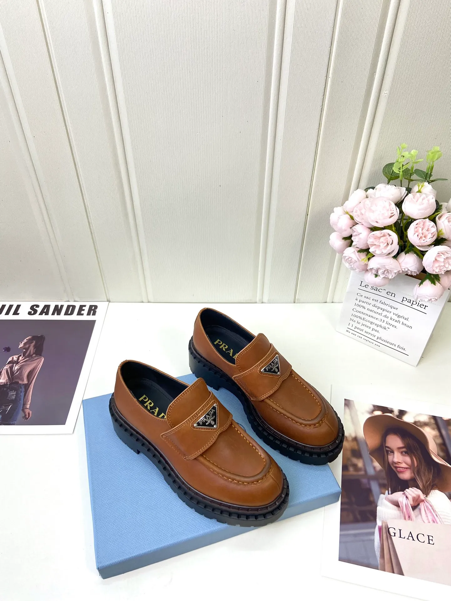 👟👟Ex-factory price 520👟👟 🔥🔥✨Prada* 2024WA new autumn and winter thick-soled loafers👟 These leather loafers use thick soles, craftsmanship details and contemporary elements add vitality, interpreting classics in a new fashion language. Enamel-coated triangular metal logo with a height of 55 mm makes its debut 🌟 Recommended by major bloggers on Xiaohongshu, developed 1-1 to highlight classic charm. Cowhide lining TPU outsole ➕ genuine leather edge bar Code number: 35 to 41 (40-41 customized, non-refundable)